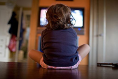 孩子看电视和不看电视