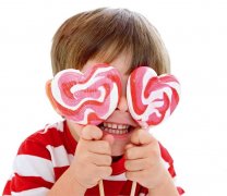小孩常吃糖导致换牙时牙齿发黑要掉了？到底能