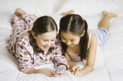 孩子玩手机上瘾如何教育 家长用这几种方法戒掉